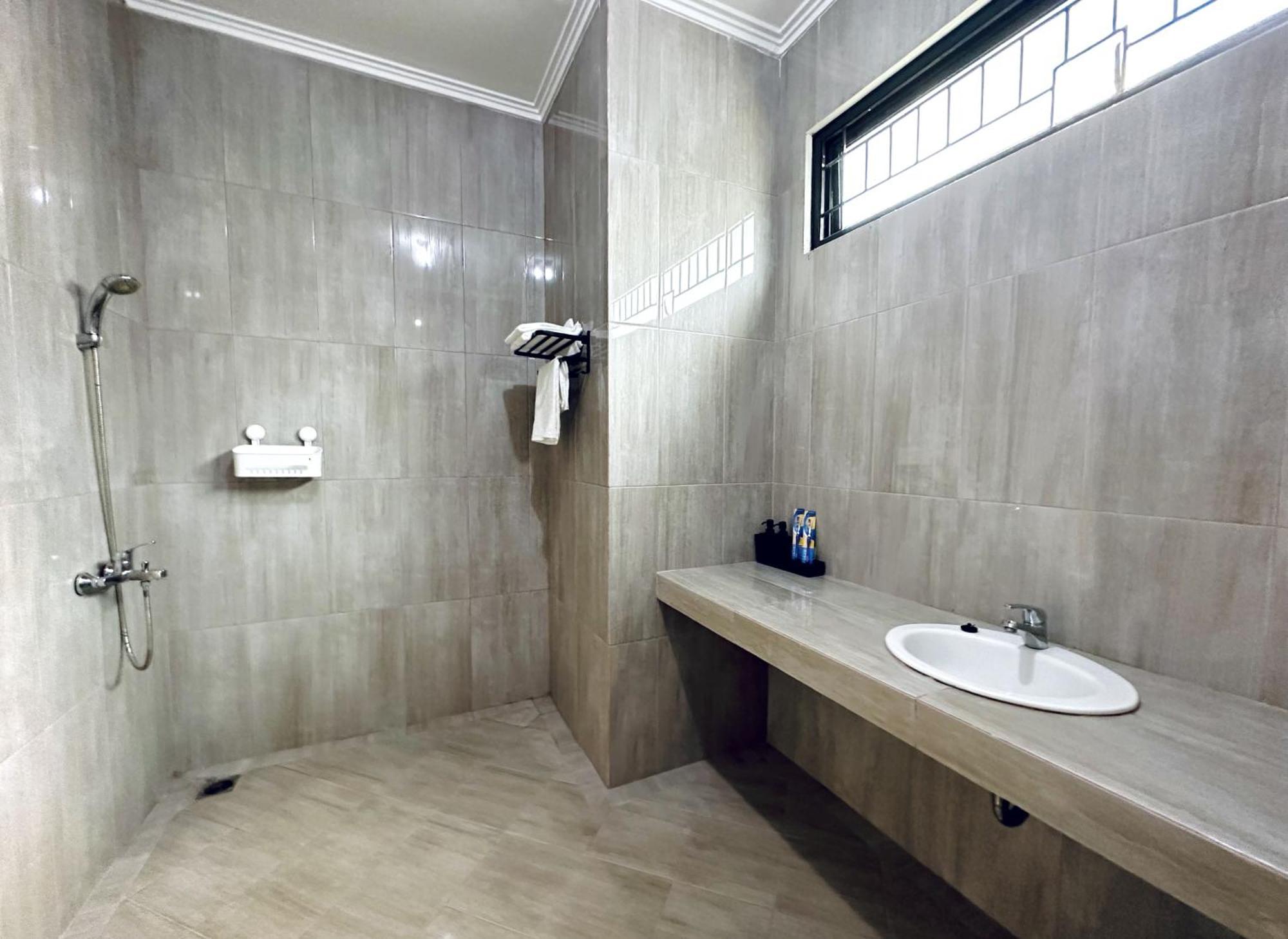 4-Bedroom Home In South Jakarta Nuansa Swadarma Residence By Le Ciel Hospitality Bagian luar foto