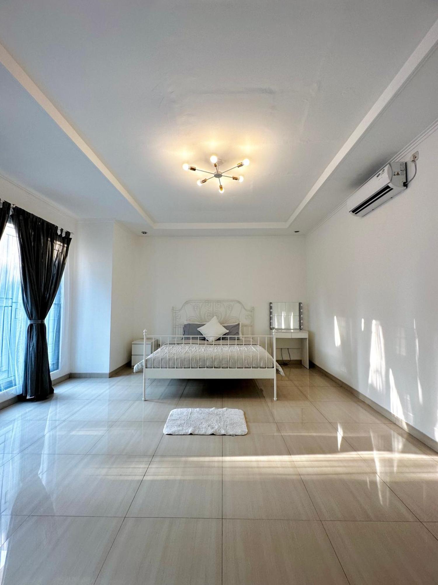 4-Bedroom Home In South Jakarta Nuansa Swadarma Residence By Le Ciel Hospitality Bagian luar foto