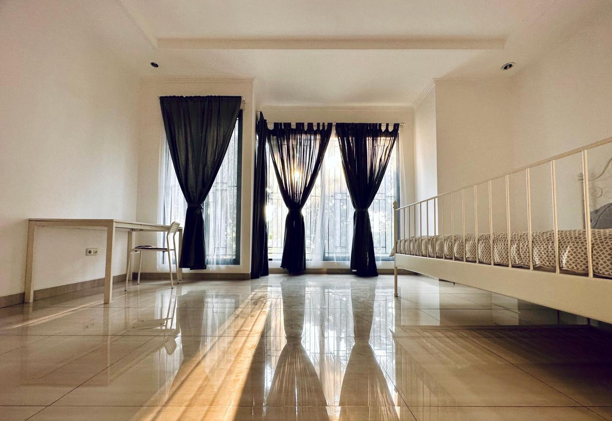 4-Bedroom Home In South Jakarta Nuansa Swadarma Residence By Le Ciel Hospitality Bagian luar foto