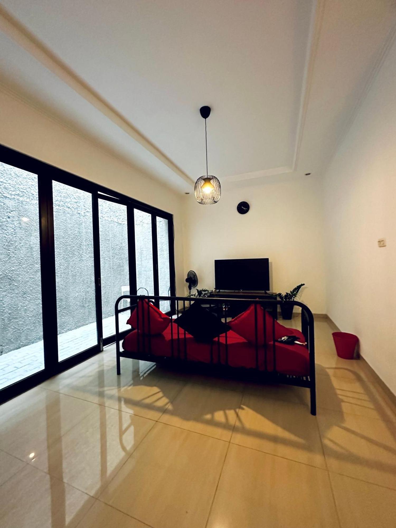 4-Bedroom Home In South Jakarta Nuansa Swadarma Residence By Le Ciel Hospitality Bagian luar foto