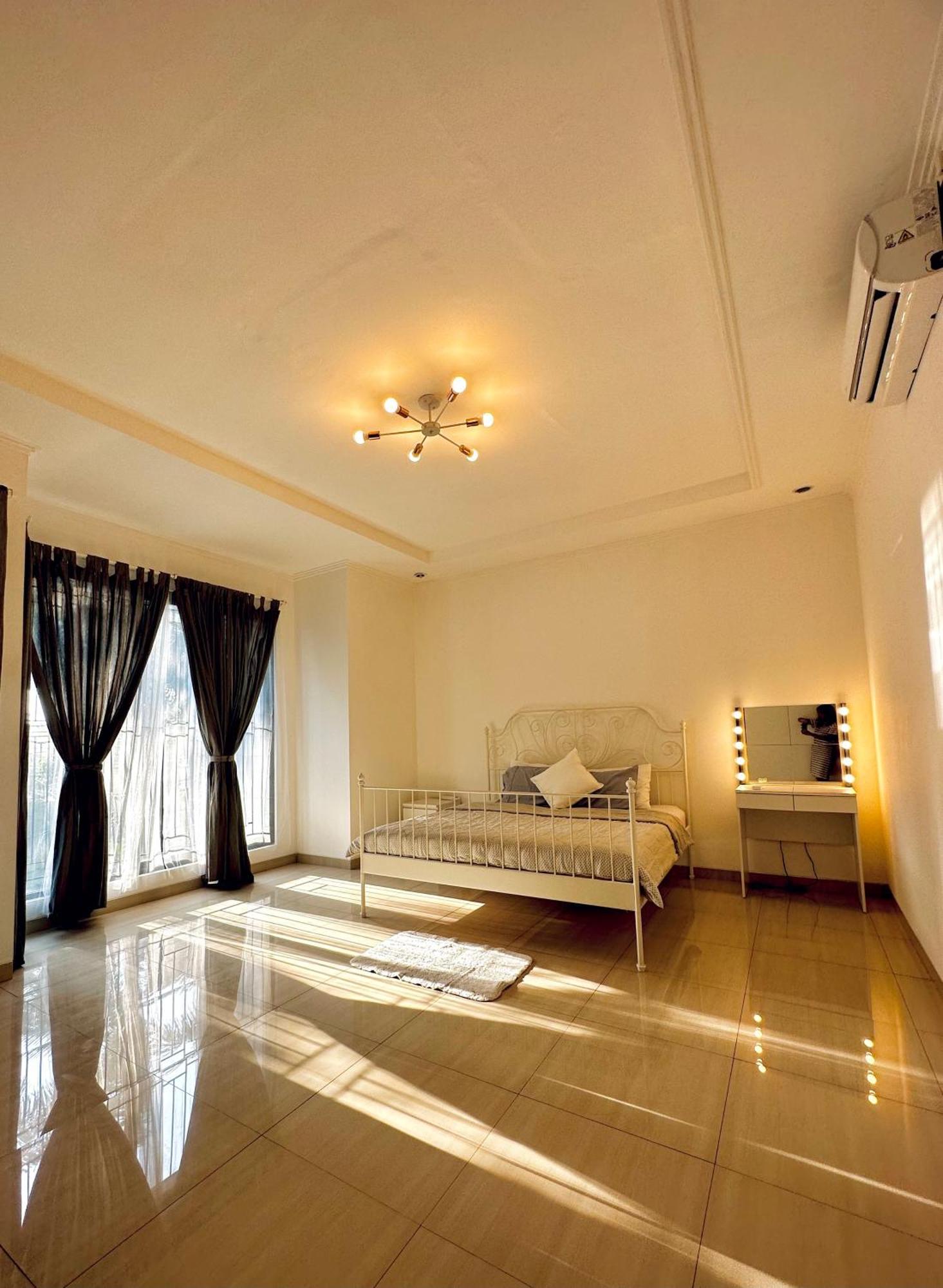 4-Bedroom Home In South Jakarta Nuansa Swadarma Residence By Le Ciel Hospitality Bagian luar foto