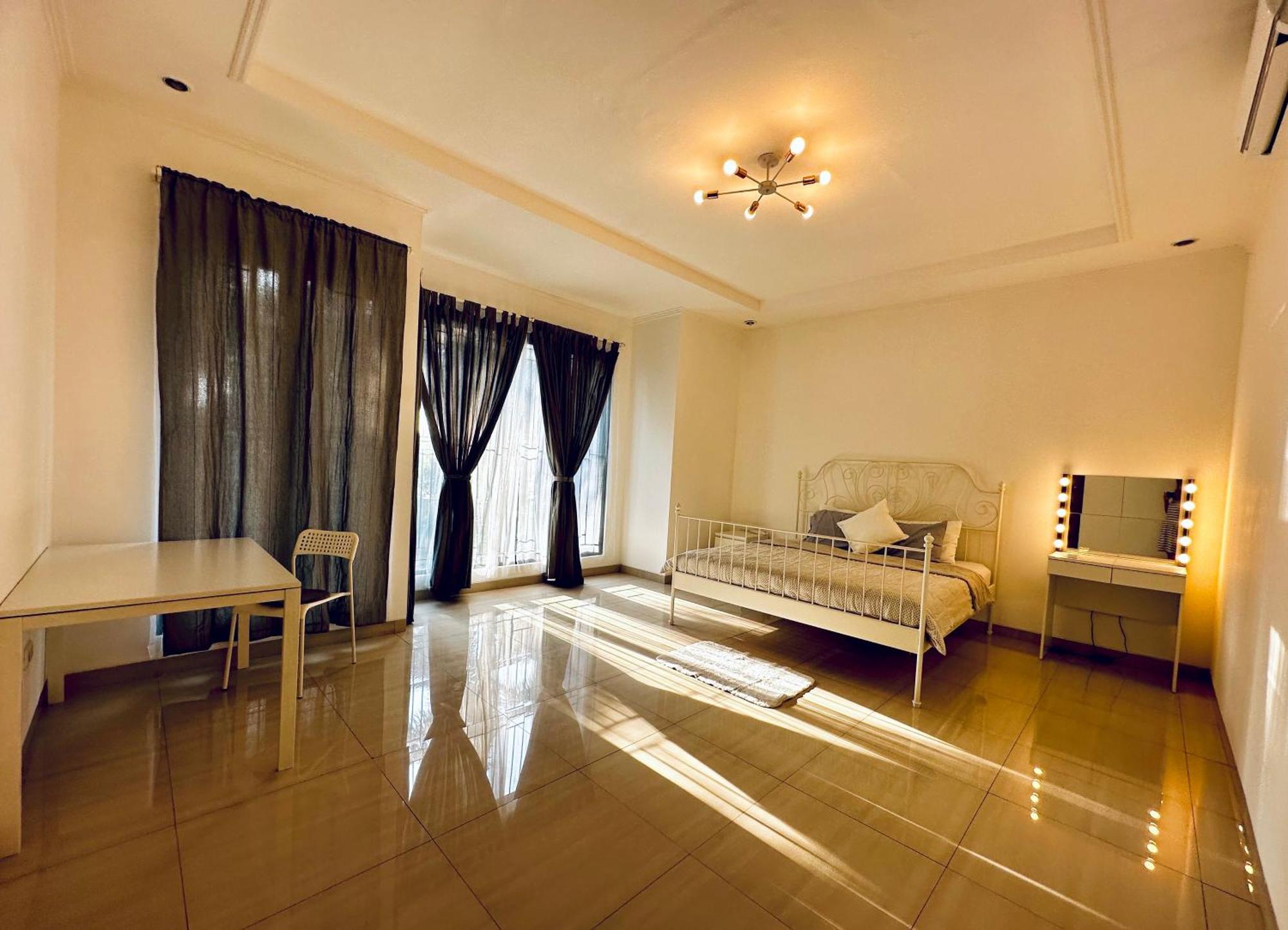 4-Bedroom Home In South Jakarta Nuansa Swadarma Residence By Le Ciel Hospitality Bagian luar foto